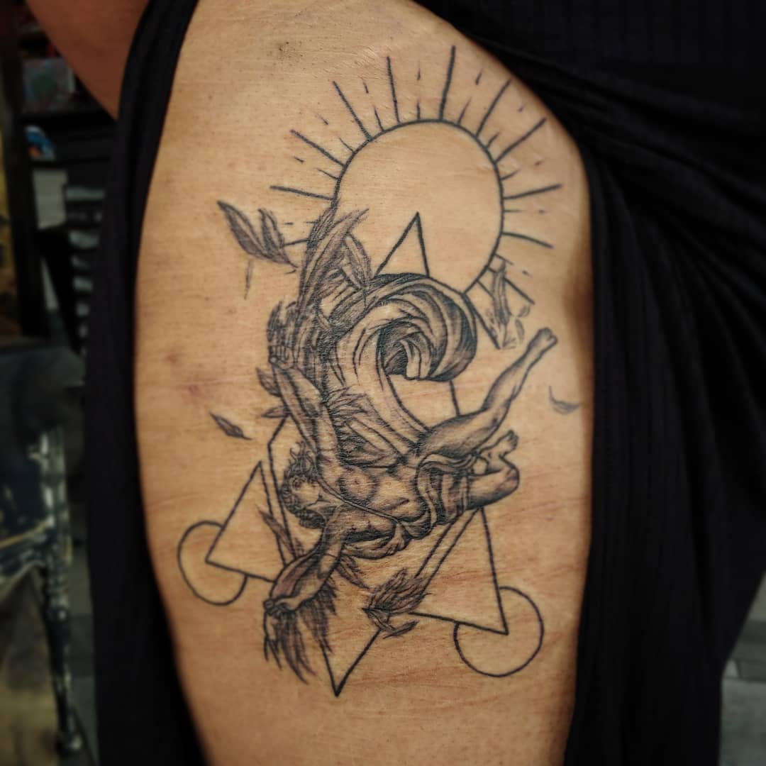  Use shapes to make your tattoo look spectacular.