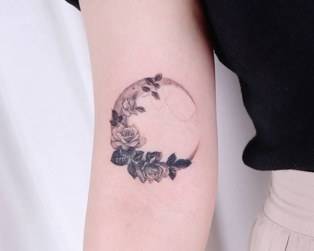 Tiny moon tattoo by Zaya Hastra  Tattoogridnet