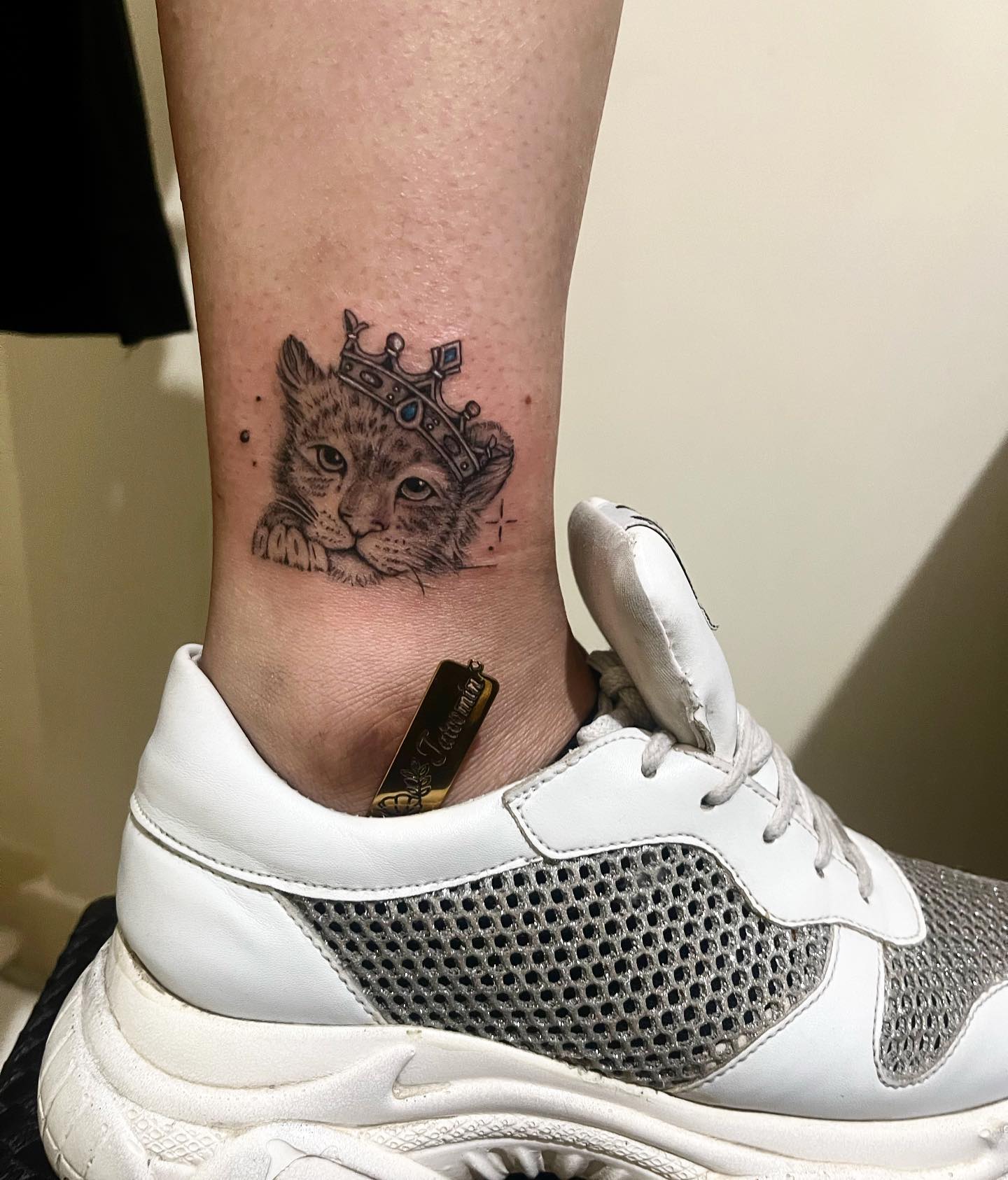 Adorable tiny lion cub with a crown will suit on your body.