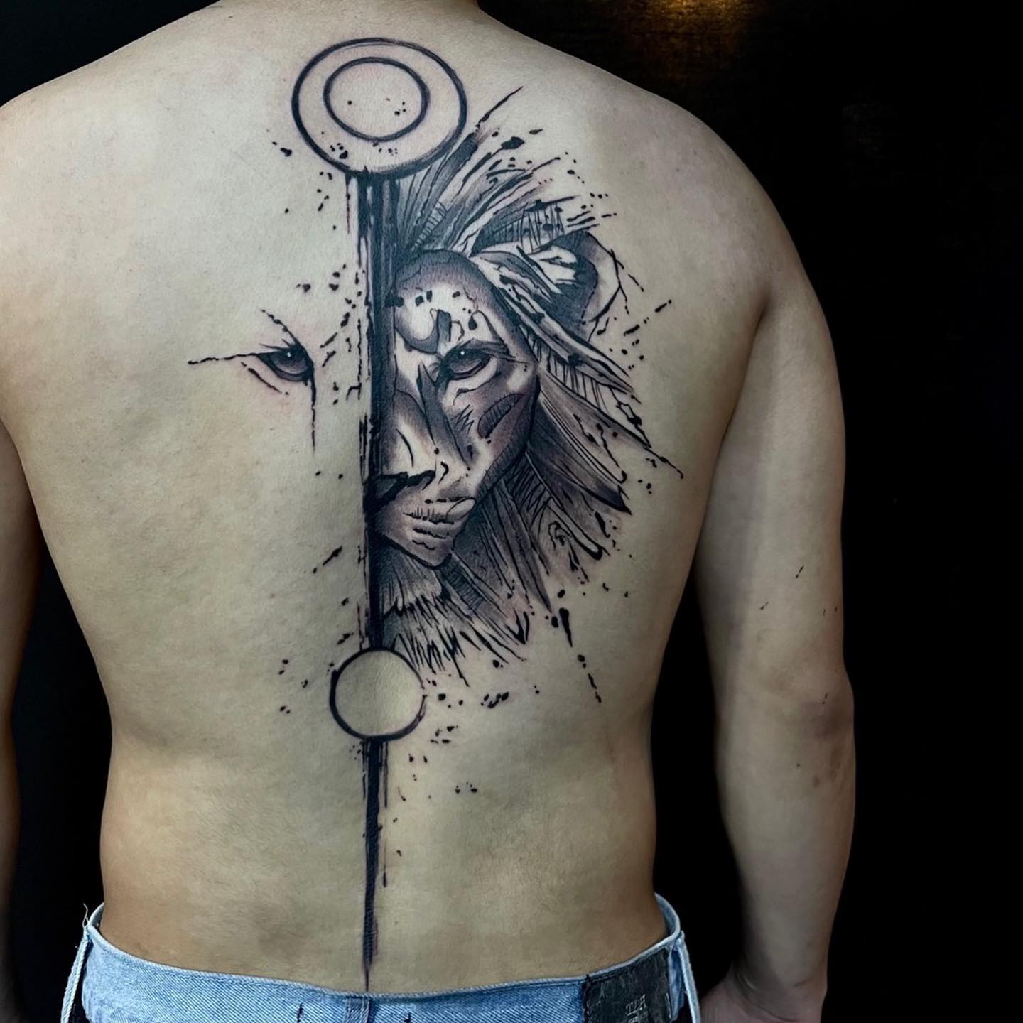 This magnificent lion will look great on your back.