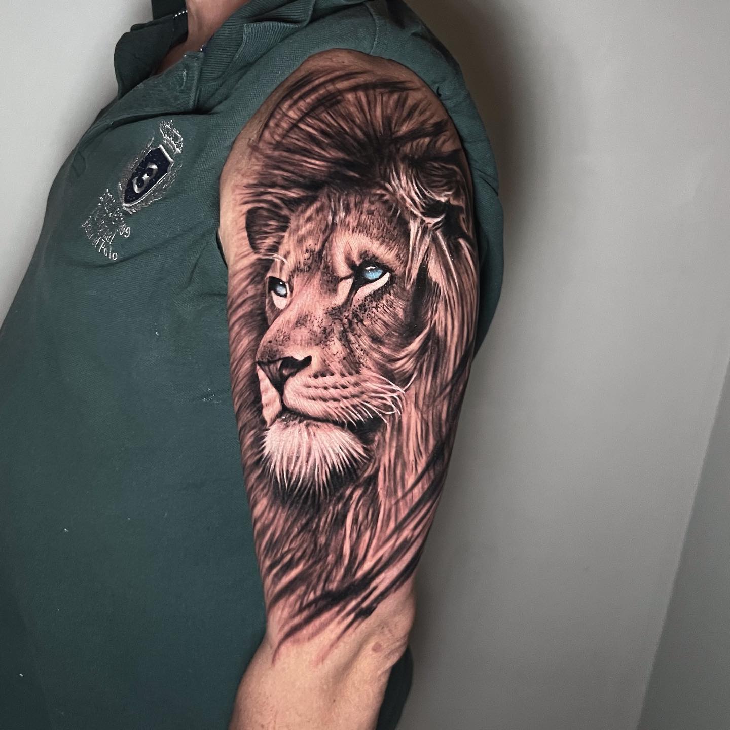 Thanks to this elder lion with bright blue eyes, you will stand out in every place.