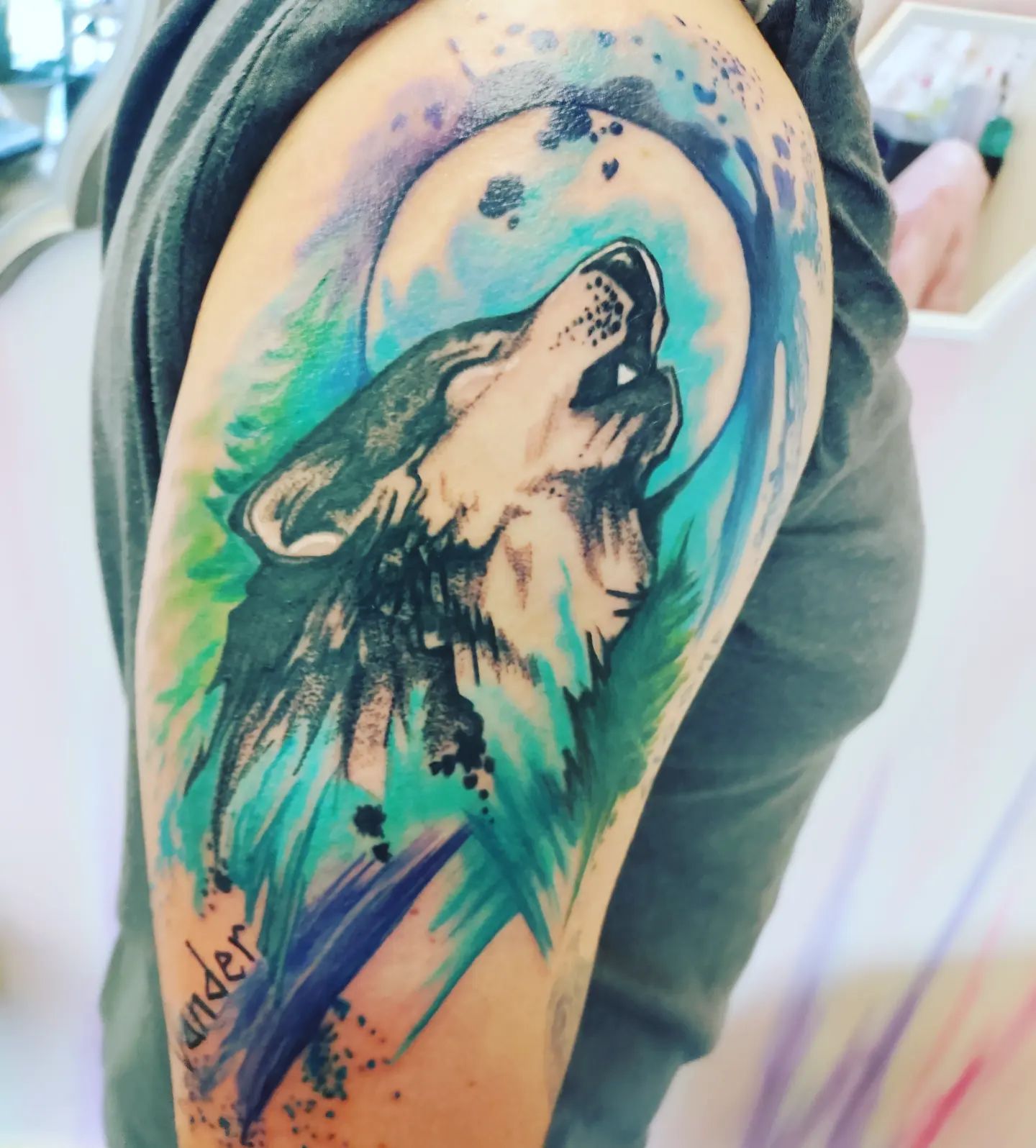 Not only a blackwork tattoo, but also a colorful wolf tattoo can be nice on your arm. This design confirms that statement.