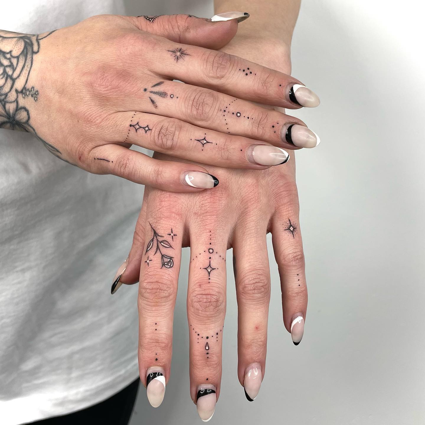 Free Images : writing, hand, person, leg, finger, tattoo, arm, close up,  human body, thigh, skin, 2016366, indieedtech, interaction, sense 5184x3456  - - 197099 - Free stock photos - PxHere