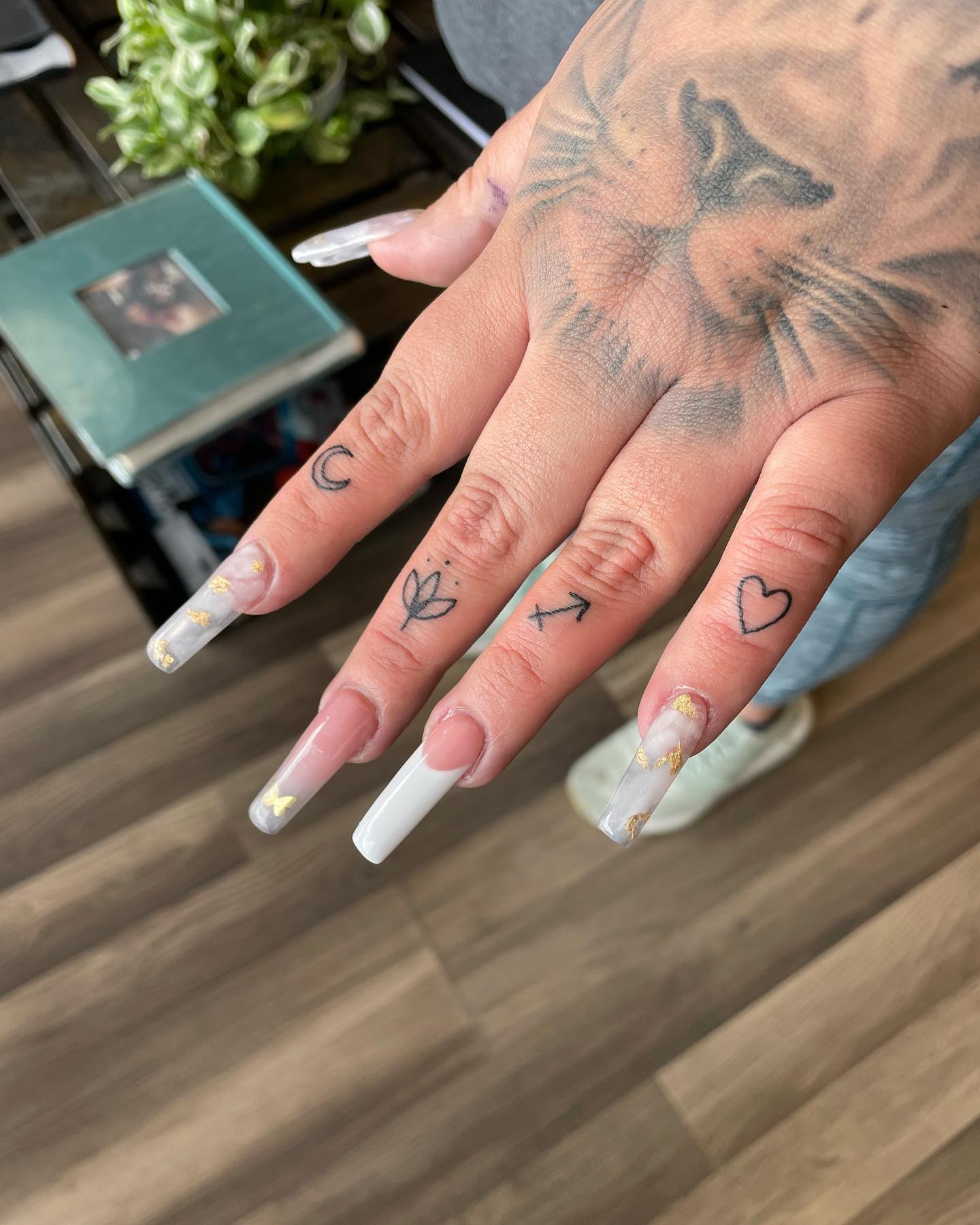 45+ Finger Tattoo Designs in 2021 - Men & Women