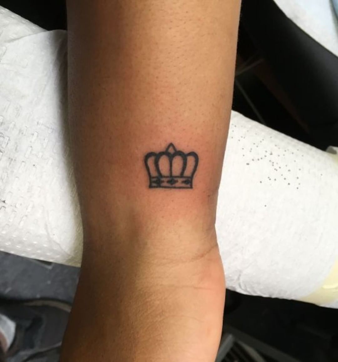 Share 96+ about small crown tattoo super cool - in.daotaonec
