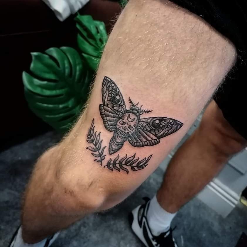 This type of death moth on your knee will look bold and dramatic. If you’re a guy who works out and you prefer larger tattoos this will attract your attention thin and looks. It is bold and vibrant, who wouldn’t love it?!