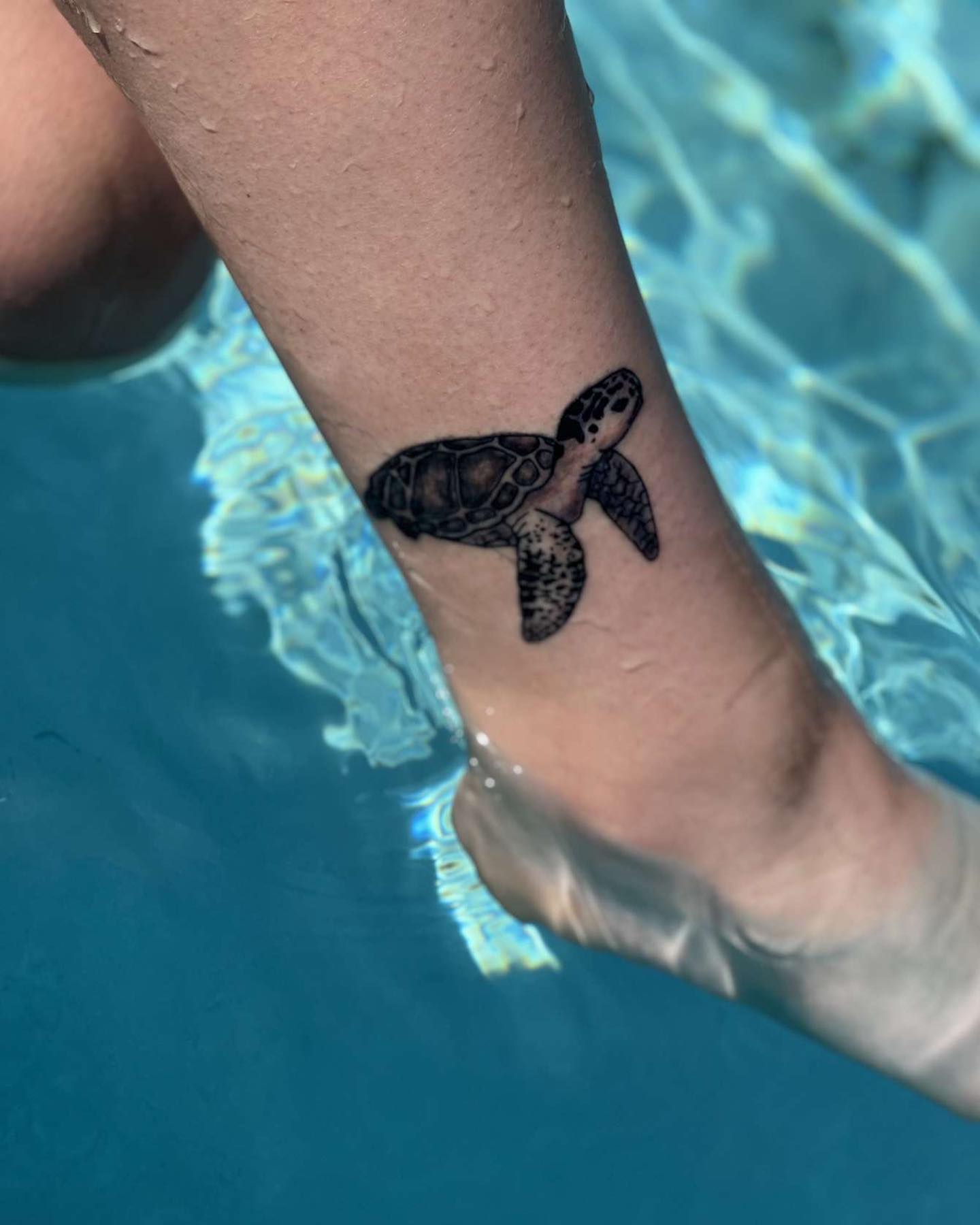 Do you like the sea and its creatures? If so, why not show off this cute little black turtle idea? It will symbolize your inner peace and will show how you connect with the depths of the ocean & animals in general.