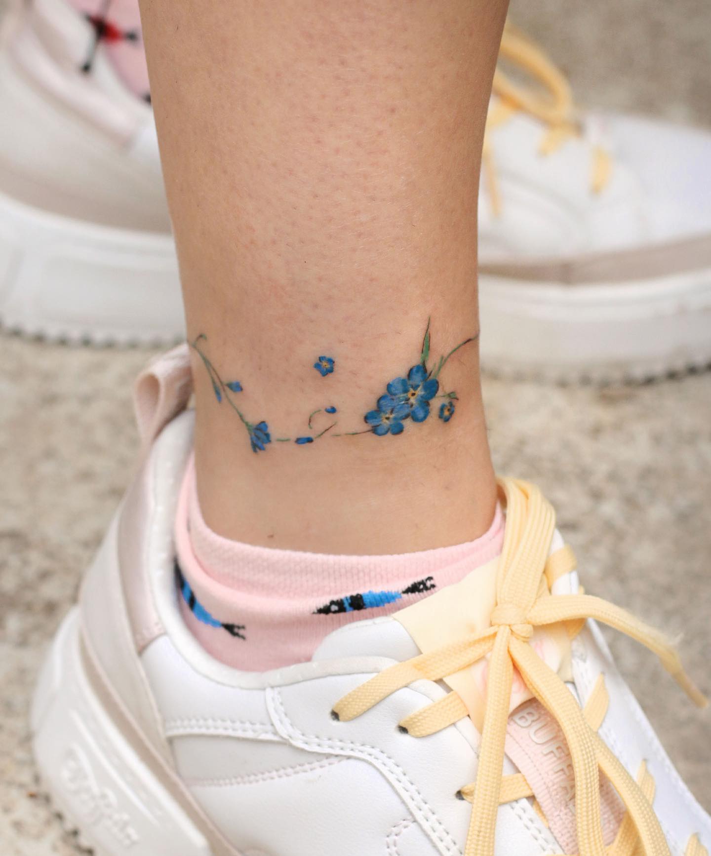 Cool ankle bracelet that you can show off proudly anywhere you go! This time, it is a symbol of inner beauty and nature that surrounds you. If you prefer artsy tattoos and blue is your favorite color, this will look amazing on you.