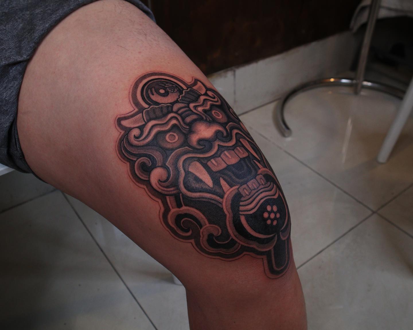 Guys who are gothic and those who have big personal beliefs will enjoy this design. Show that you’re someone who likes to express his spiritualism and stick to this giant knee tattoo. In the end, it is a masterpiece worth getting and exploring.