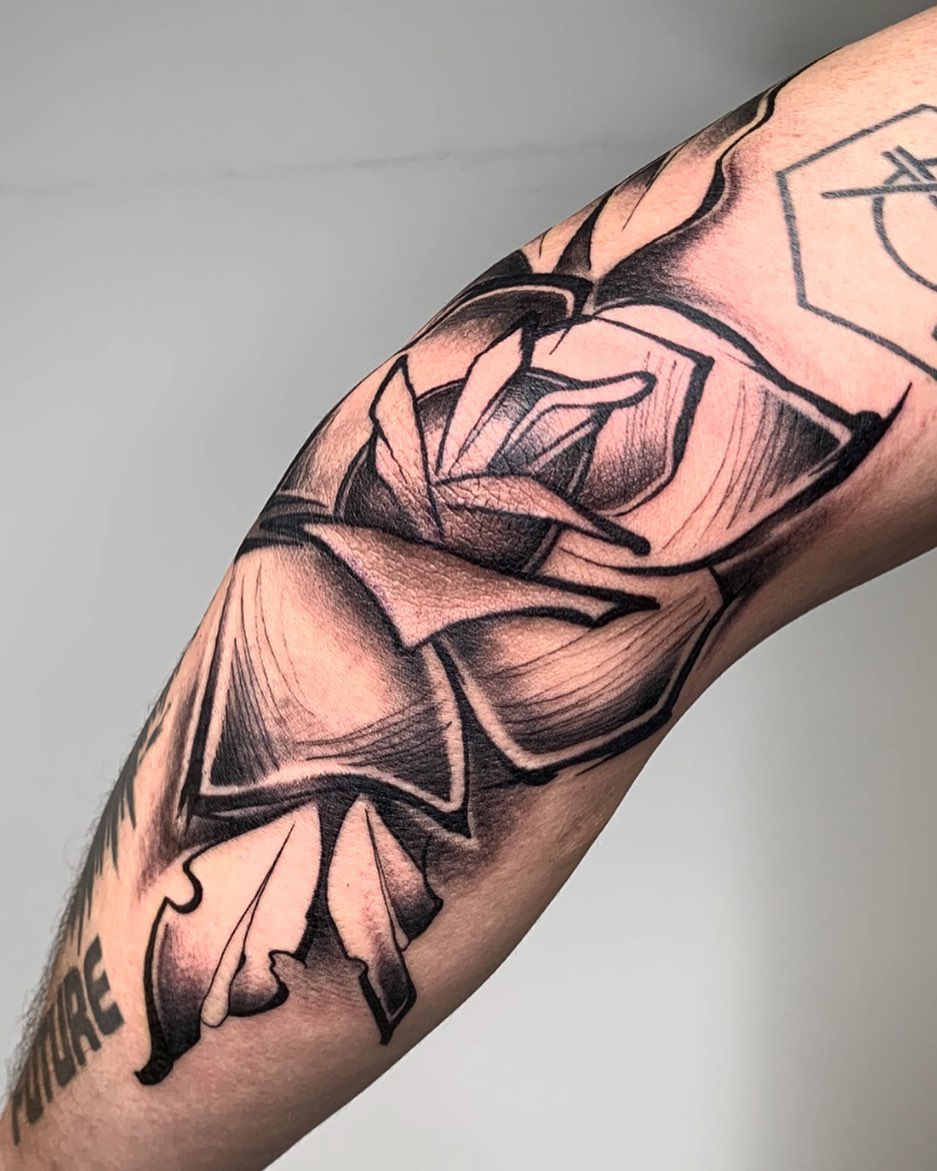 Who says that guys can’t go for floral tattoos? This tattoo is ideal for those who want something bold and extravagant. If you’re into detailed artwork and you like cool flawless art, this is it!