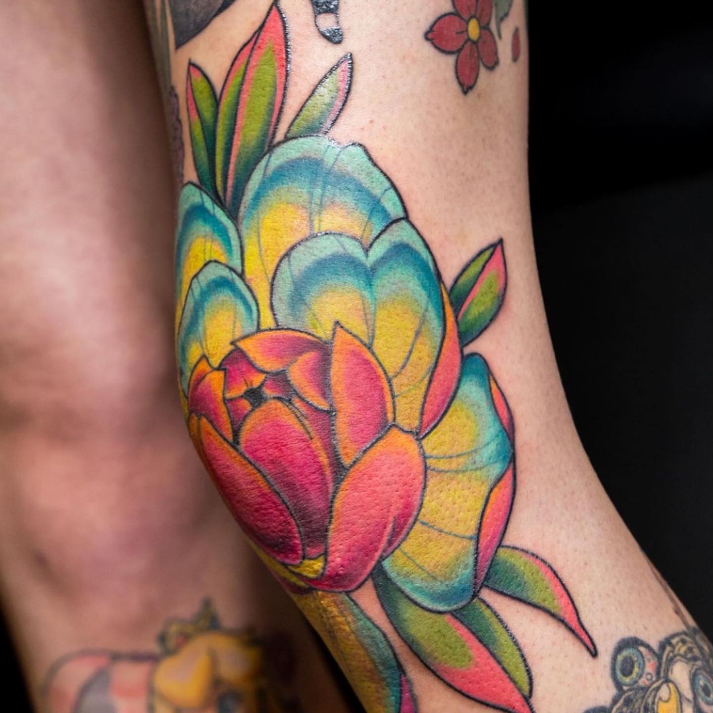 Flowers are used to symbolizing our inner nature. If you’re close to your feelings and you’re someone who likes bright pastel looks, why not book this design? For a lot of guys, it can symbolize renewal, new opportunities, as well as inner peace that they’ve found. The end result is colorful, but it is a true masterpiece.