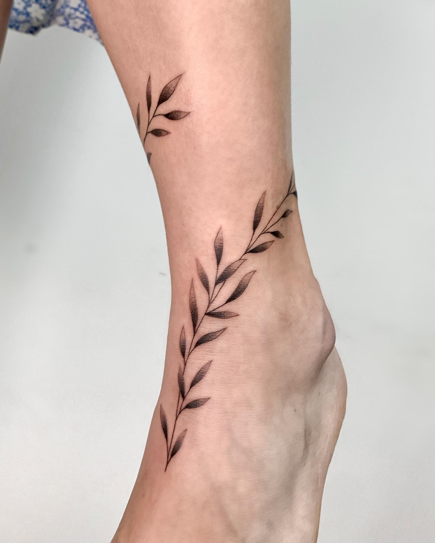 Several leaves going around your ankle can show your tight and close nature. If you’re sure and secure of your moves and you are a confident person, book this design.