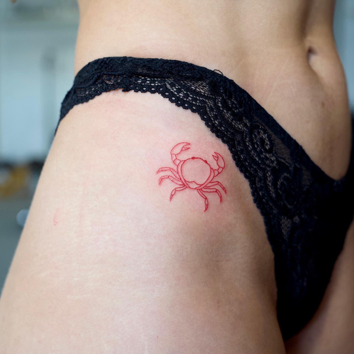 A small crab tattoo on your hip will suit women who like the sea/summer period or those who are cancer in the zodiac astrology.