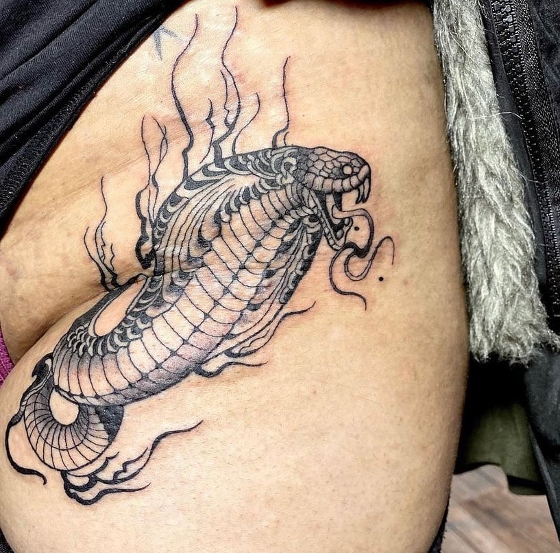 Are you afraid of sea creatures? Do this tattoo if you wish to face your fears and combat them the right way. Girls who like giant black ideas will like this scary and mystical concept.