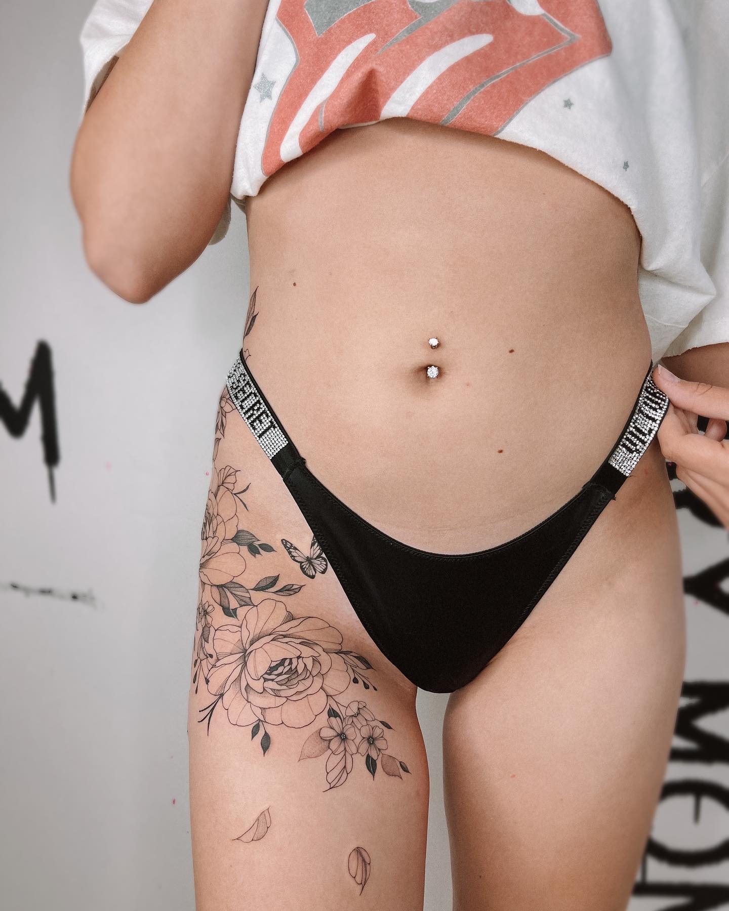 Black and white ink tattoo such as this one is for those who like dominant ideas. Are you a picky person? How about something sweet, feminine, and sensual? This artsy large hip and leg tattoo will look the best on younger women who enjoy black ink concepts.