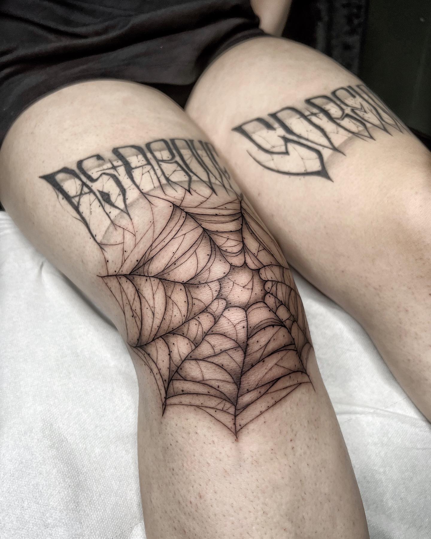 Cool thigh tattoo that stands for bold and attractive men. Guys who work out and those who can conquer pretty much anything will fancy this design.