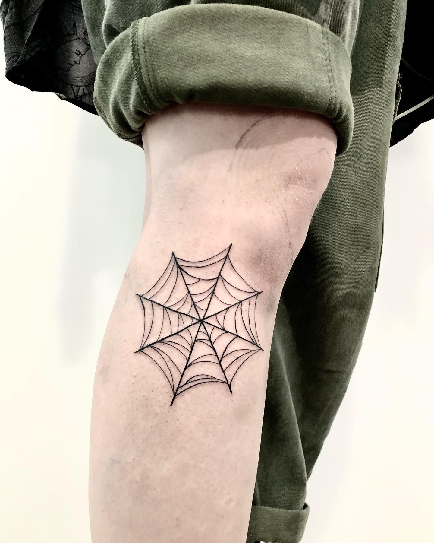 Web tattoo over your knee will suit most guys who like quirky trends and unusual placement options.