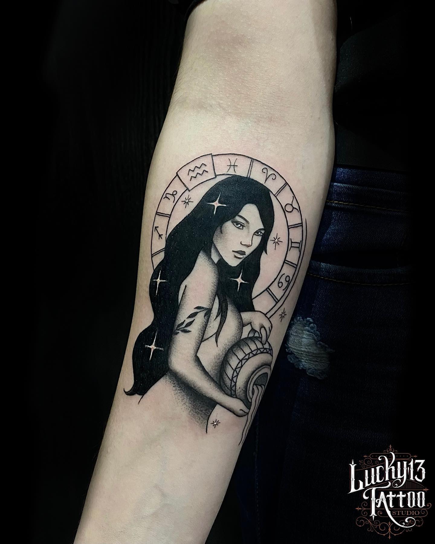 Are you an Aquarius girl? Then, why don't you get a beautiful Aquarius tattoo that symbolizes you? It has a darker tone and perfect details of zodiac signs give it a nice look.