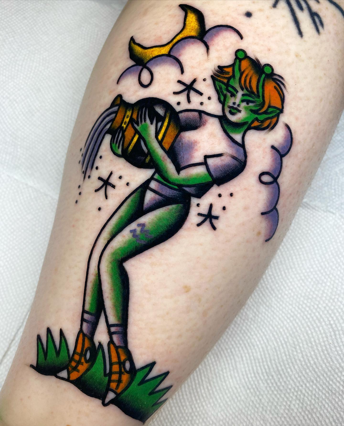 A little alien Aquarius girl sounds weird, doesn't it? There are always goddess-like tattoos when you search for an Aquarius tattoo, so why not trying something new? This cute alien girl will cheer you up every time you look at your leg. Let's go crazy!