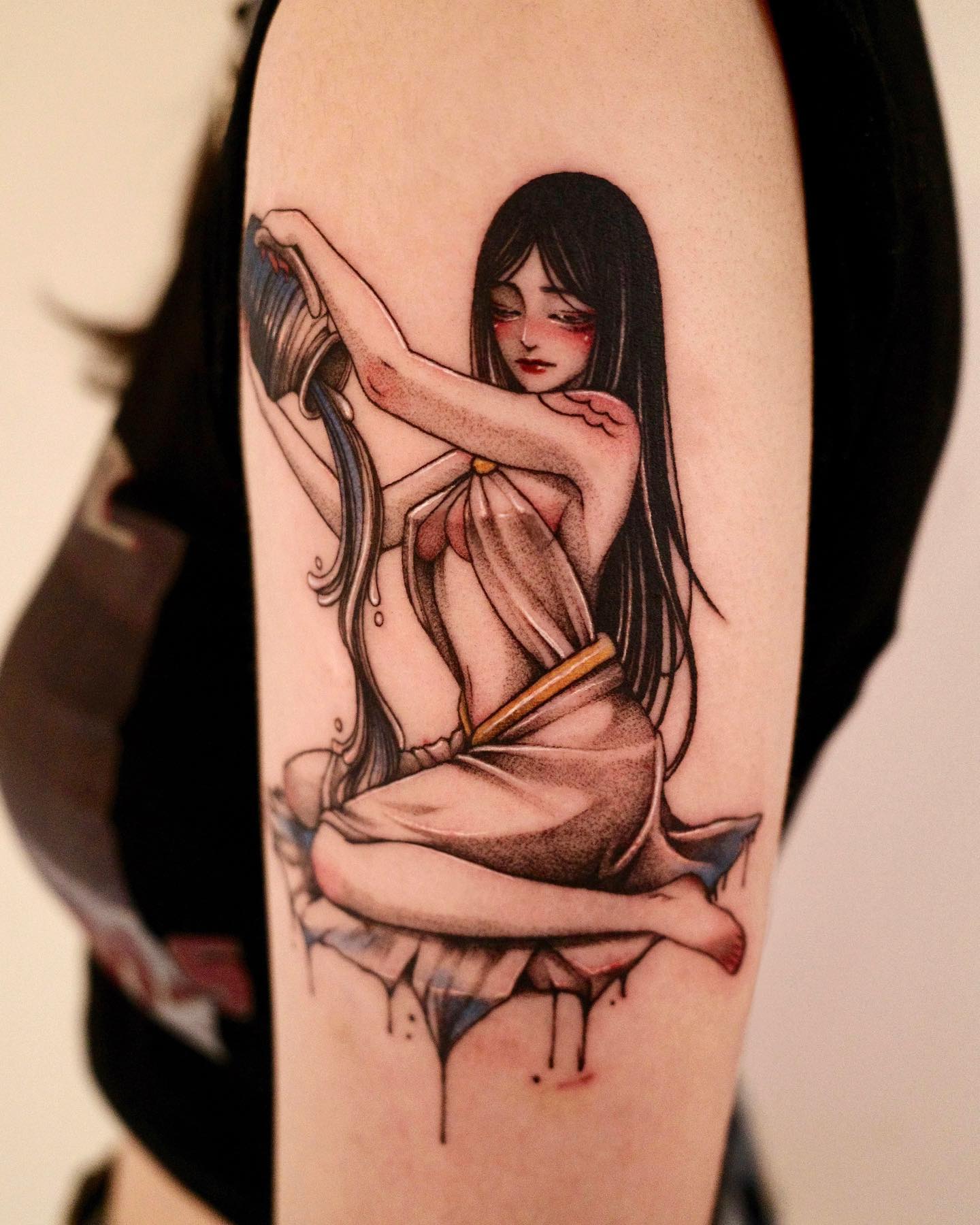 A long-haired Japanese aquarius woman sound sexy, right? Those who like Japanese things in tattoo designs will adore this tattoo. Both guys and girls can have fun with this Aquarius tattoo.