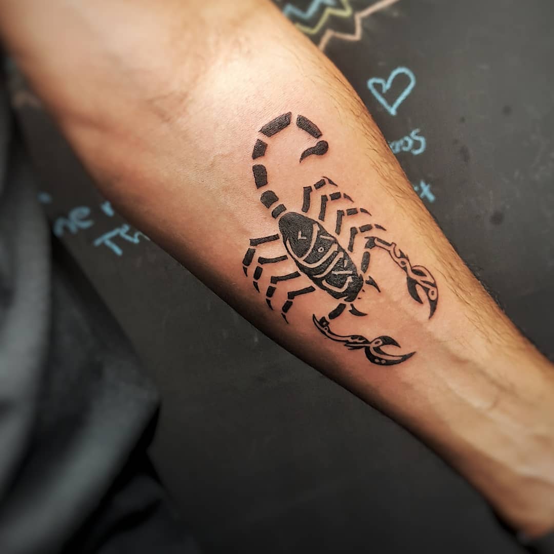 A scorpion with incorporated Arabic calligraphy looks so creative. Those who are looking for a creative tattoo design should definitely go for it.