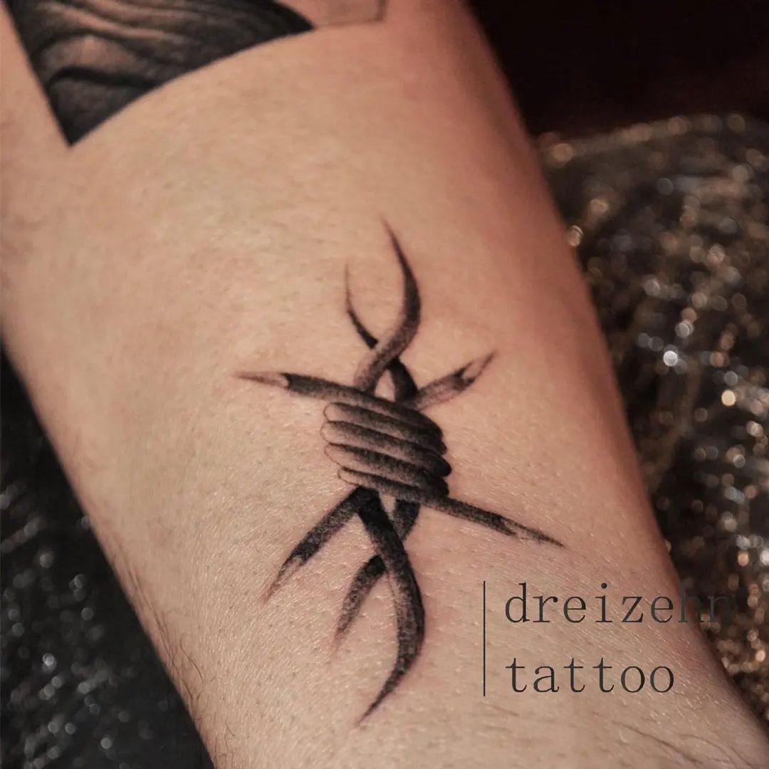 In order to create this masterpiece above, 3L tattoo needle is used to give it a dotwork look. It is simply a masterpiece since all the details are perfectly done and this is what makes this barbed wire tattoo look realistic. Give it a shot and make your wrist shine out with it.