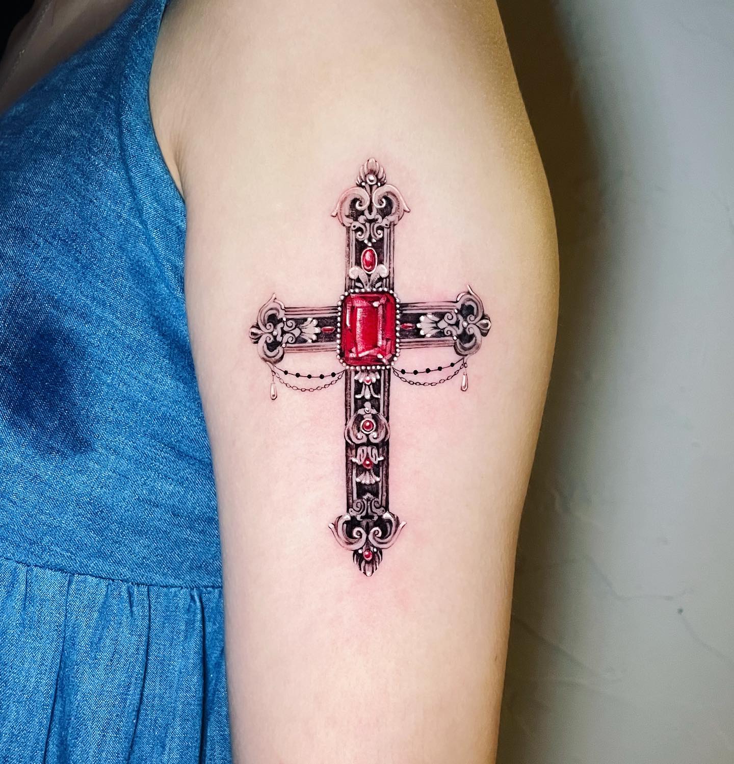 A ruby is a pinkish red gemstone that is one of the most expensive stones. This beautiful and precious gemstone is placed in the middle of the cross above. For upper and lower parts of it, little rubies are added and when you look at the whole design, it is a pure perfection.