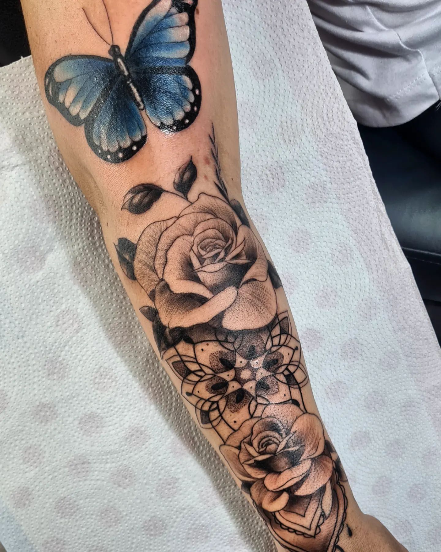 Roses with some nice details will cheer up your forearm. Plus, this tattoo has a vintage vibe.