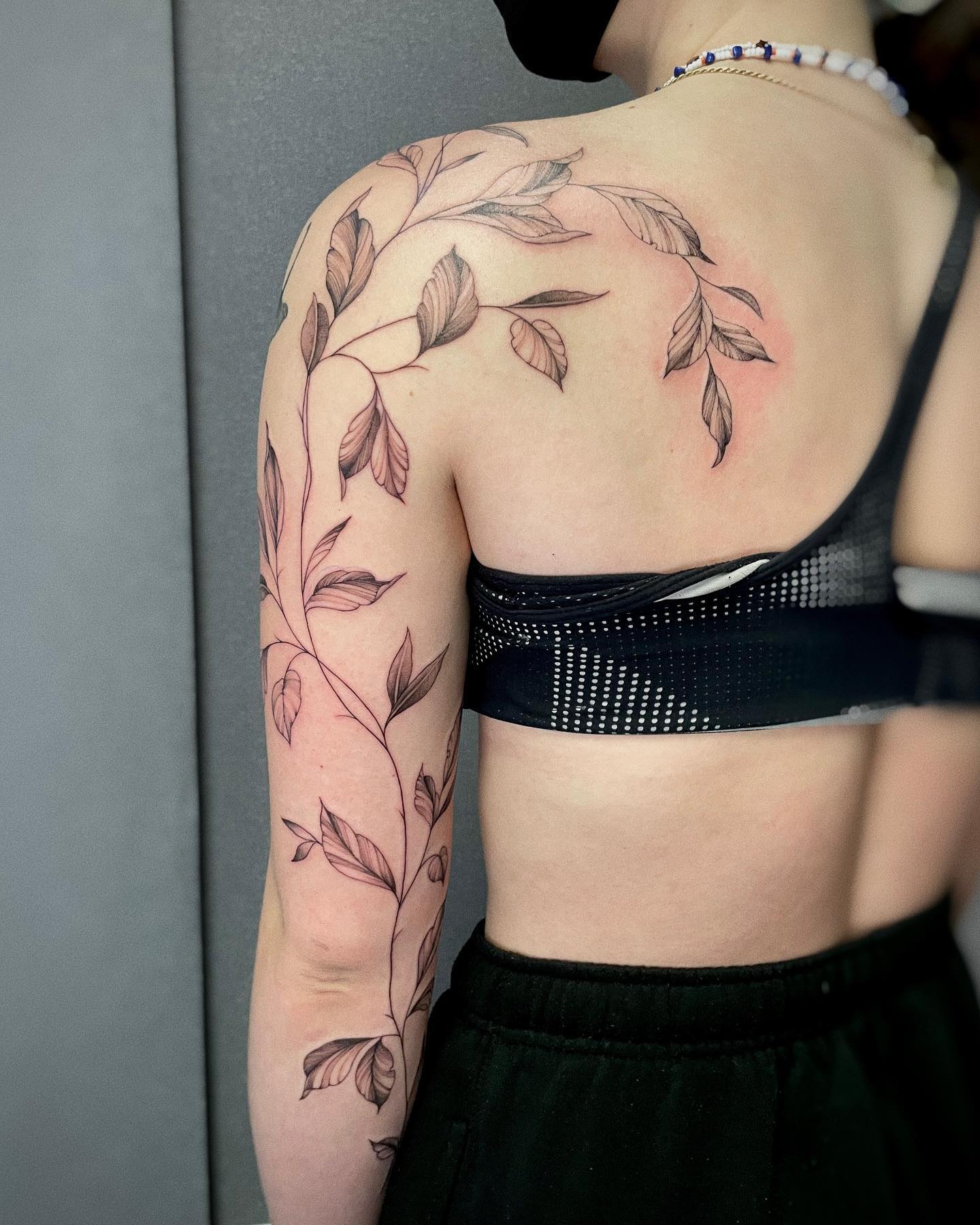 Wanna cover all of your arm from bottom to top with leaves? This leaf tattoo will take your upper arm to a different level. Are you ready for a change?