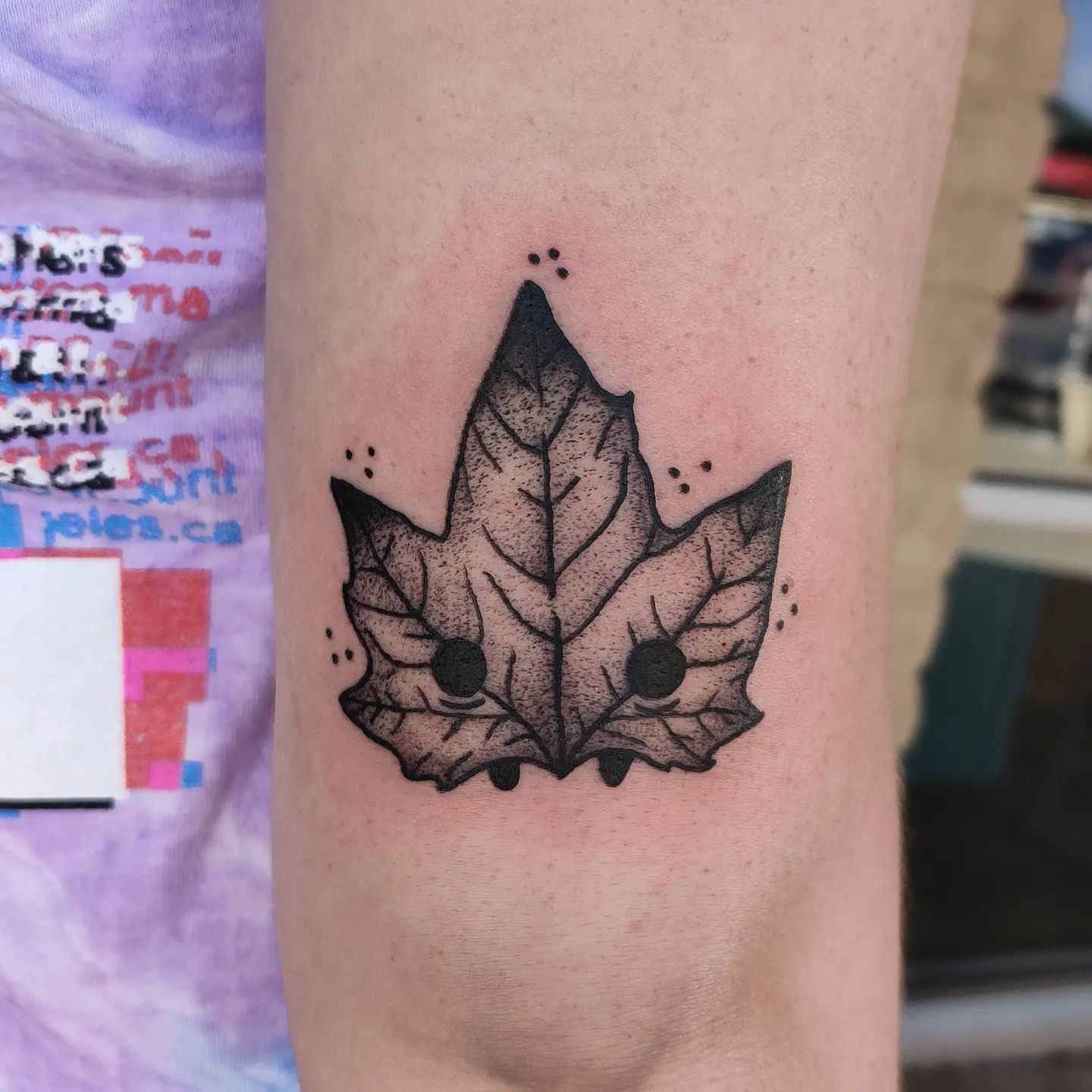 On your back arm, do you want to get a leaf tattoo? Then, this beautiful shady leaf tattoo is definitely for you. Although it is a simple one, its shady details make it great.