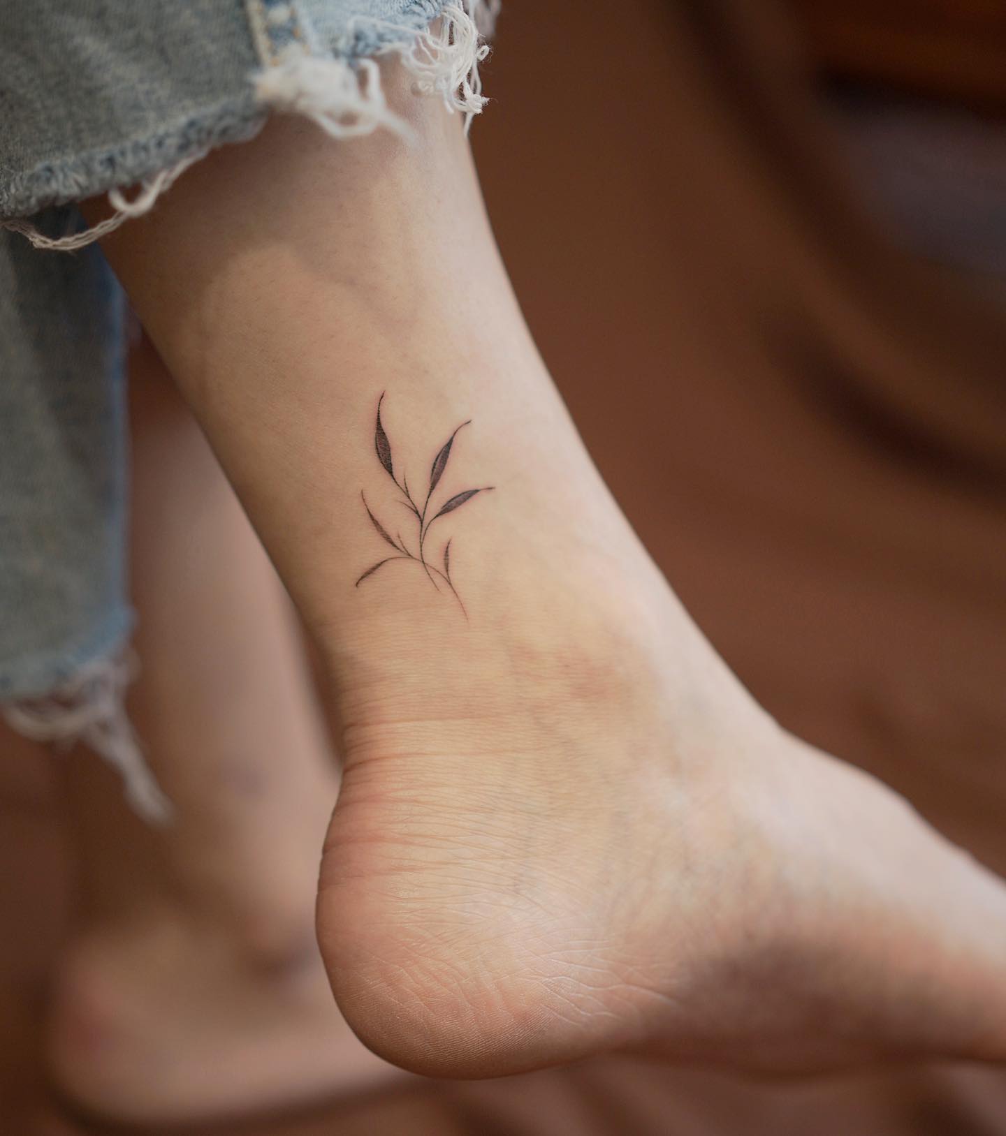 Sometimes all we need is simplicity. Small and minimalist tattoos offer a great look, so why don't you get a minimalist leaves tattoo? Your ankle will look amazing with it.