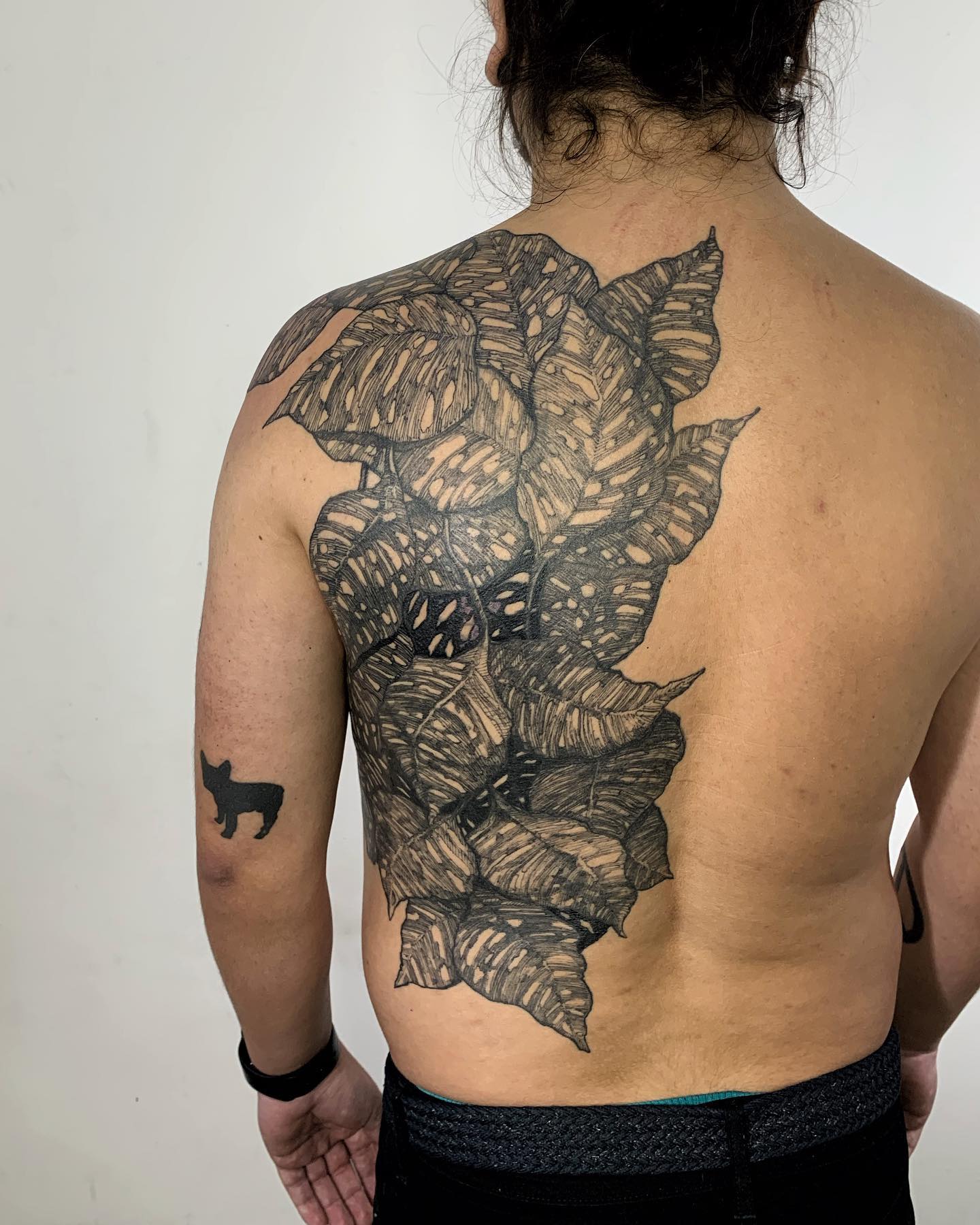Those who can’t give up on getting giant tattoos that cover a part of the body will adore this one. These beautiful leaves that are densely placed are all you need. 