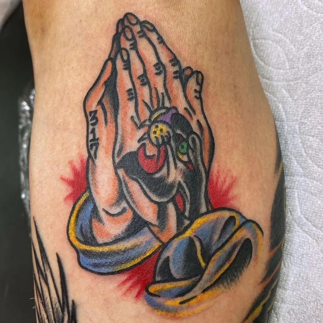 Are you fond of old school vibes for tattoos? If your answer is yes, this praying hands tattoo design is definitely for you.