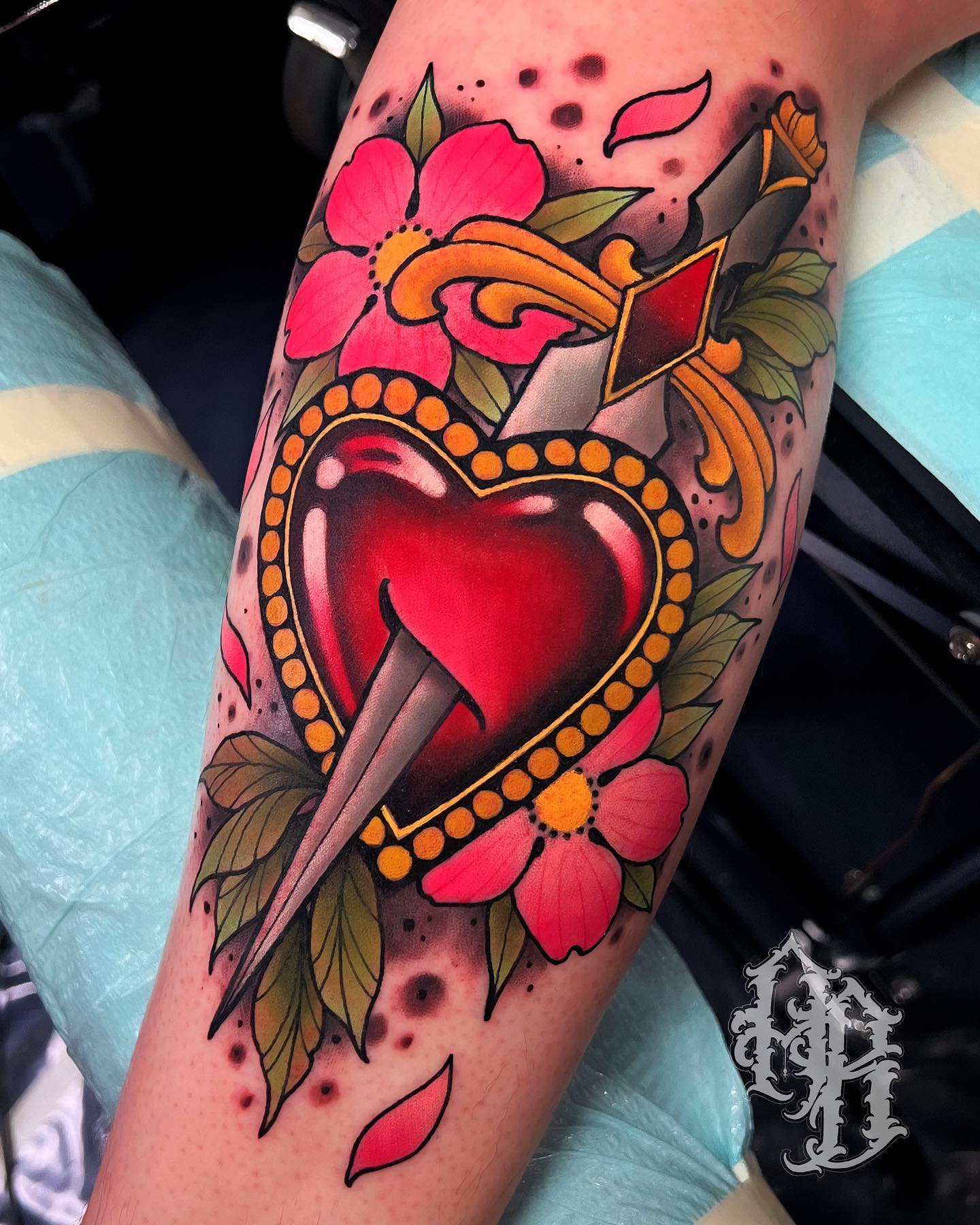 Heart and dagger tattoo design 1227566 Vector Art at Vecteezy