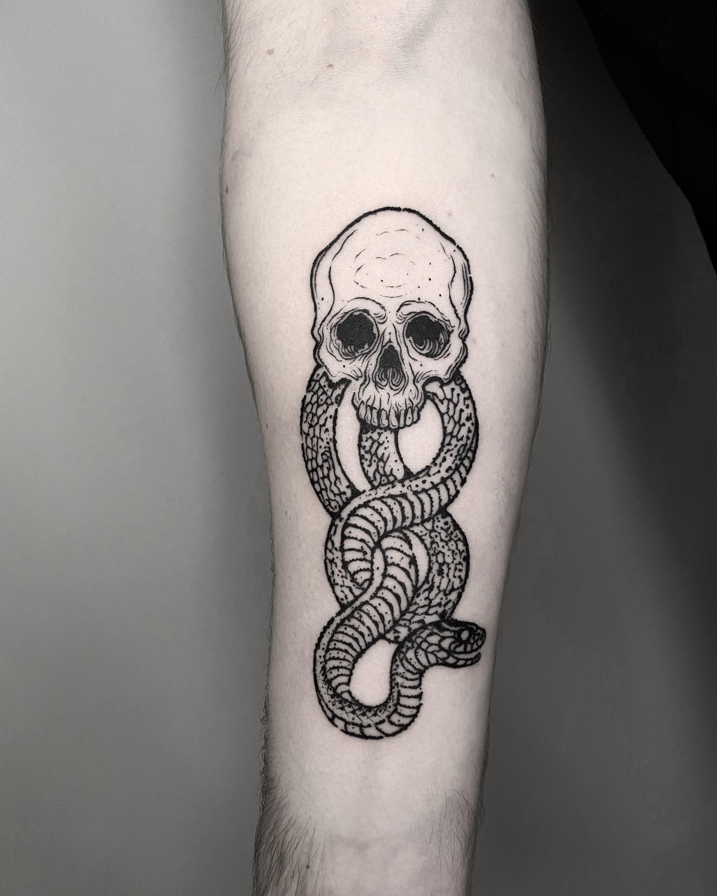 I am fascinated by the idea of using a linework death eater tattoo as a way to express your own unique style. The lines are great in general, and this tattoo looks like it could be a great way to show off your personal style on your arm.