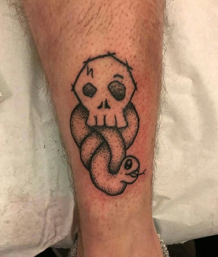 If you like simplicity, this tattoo is definitely for you. Not everyone likes details, shading effects or decorated tattoos, right? The minimal and basic tattoo of a death eater will make you happy to see on your leg!