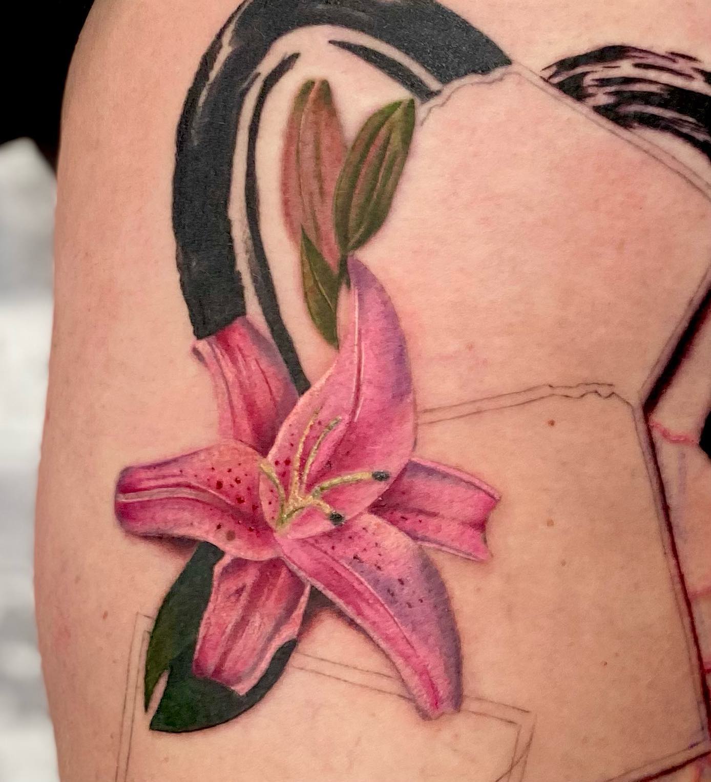 A minimal lily tattoo is all you need to be happy. It is a great way to show your love for the flower without getting a full-blown lily tattoo. Plus, a minimal lily tattoo is a safe choice and it won't upset you!