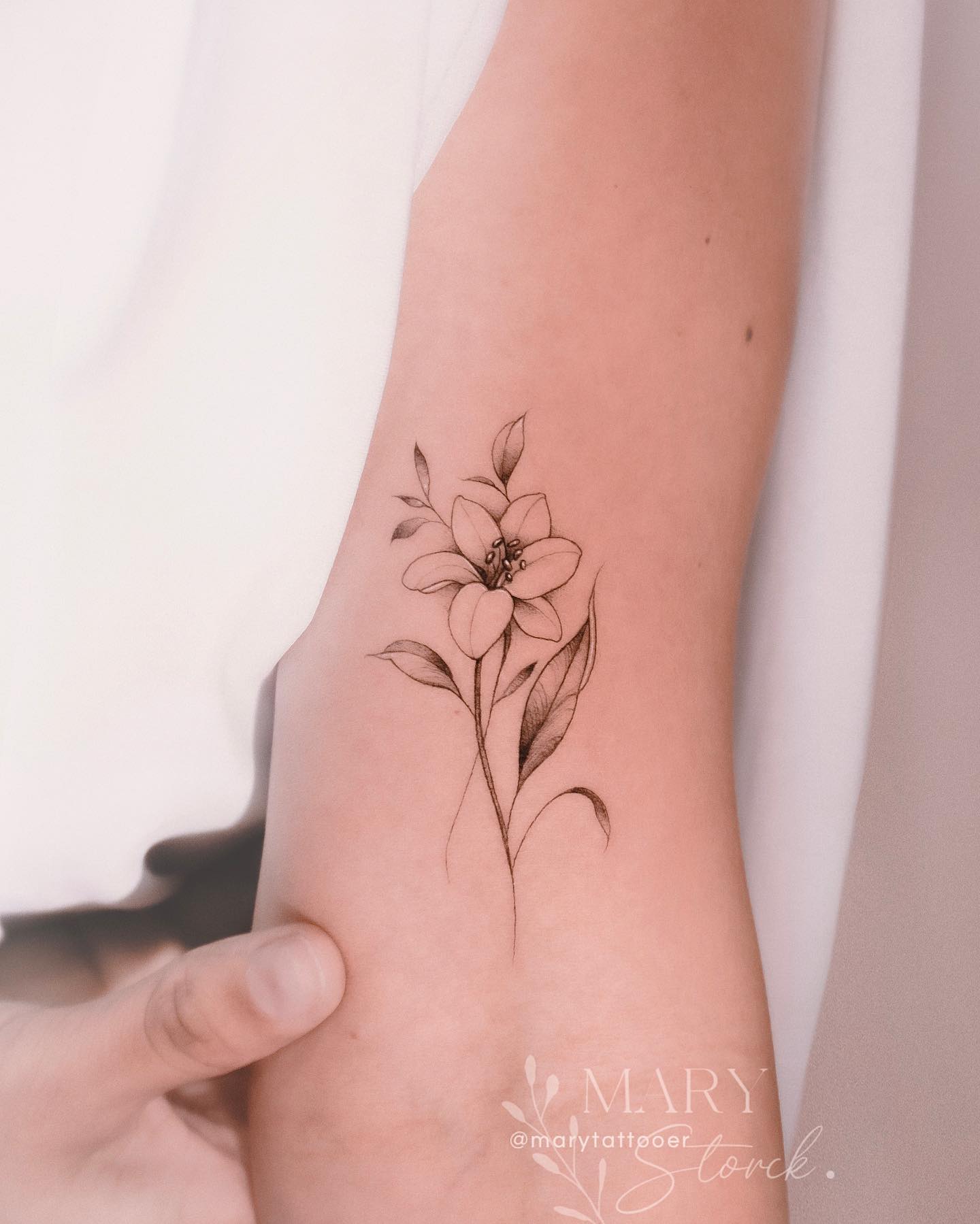 Linework lily tattoos are a lot like regular lilies, but they're much more delicate. They are usually very thin and they are quite amazing. If you want to have a simple and elegant lily on your arm, this is the one you should go for!