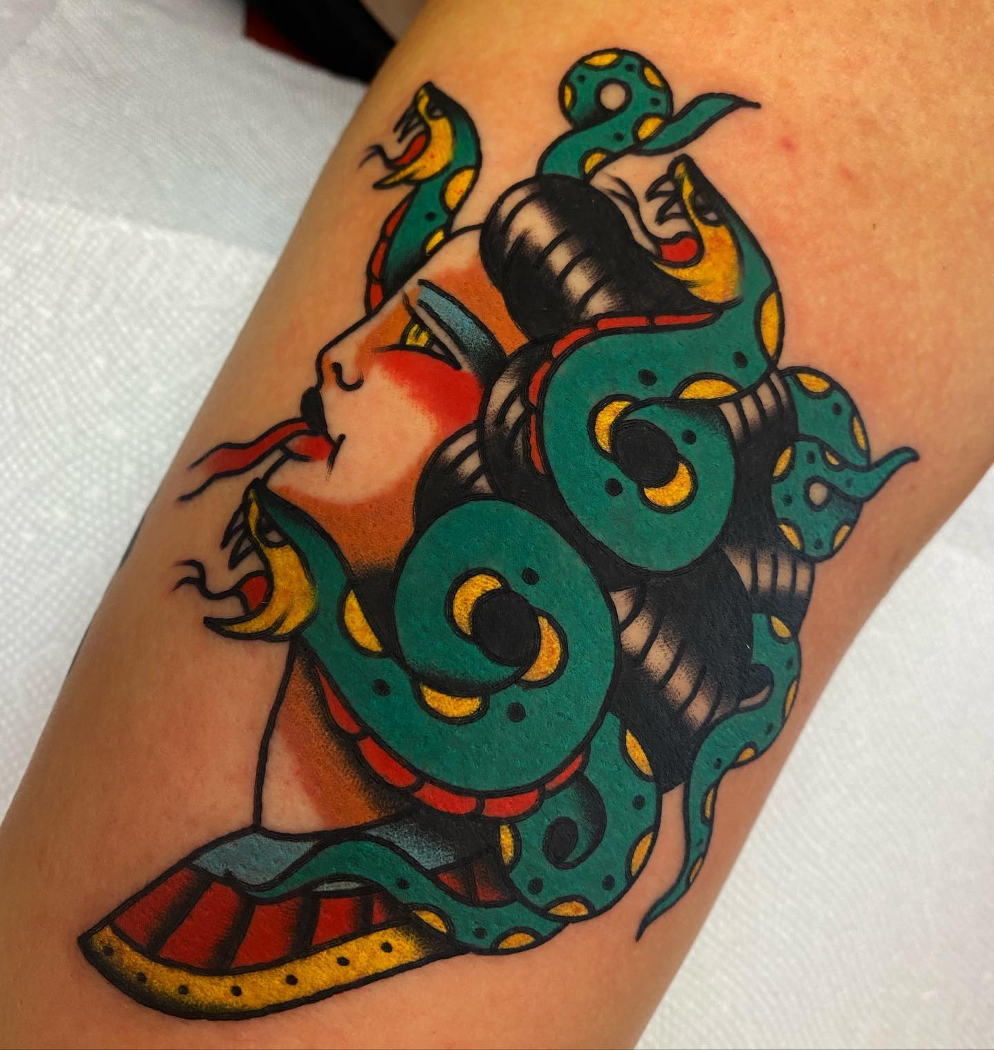 Besides the color palette used in the tattoo, the saturation of the work is a whole different level. Also, traditional tattoo lovers will adore this Medusa because it seems like a queen of Ancient Egypt.