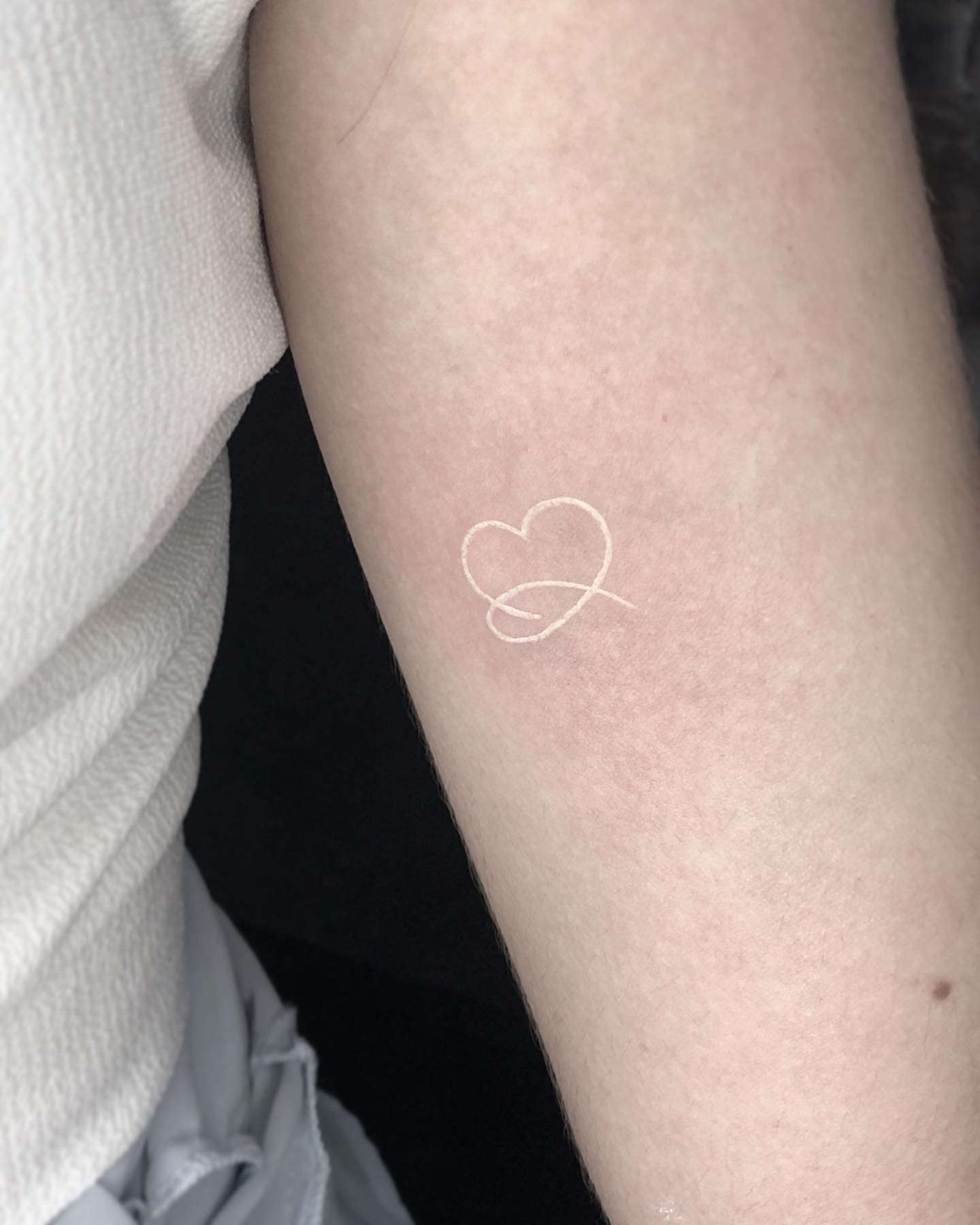 Getting a minimal heart tattoo is a great way to show that you are in love with someone. The person who gets this tattoo will be able to wear it as an accessory and also wear it as jewelry. This is because the tattoo is small and it is not very noticeable with a white ink.
